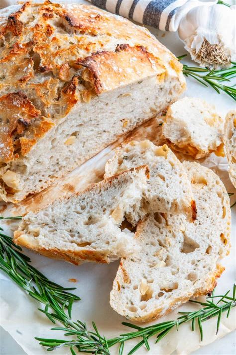 No Knead Rosemary Garlic Bread - Easy, homemade artisan bread with roasted garlic and a hint of ...