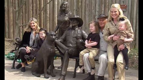 Jack and Suzi Hanna statue unveiled at Columbus Zoo | 10tv.com