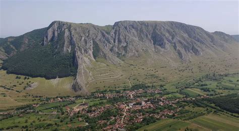 Satul din România unde soarele răsare de două ori, în aceeași dimineață ...