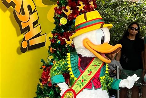 Holiday Touches Added To Donald Duck Meet and Greet at Dinoland USA ...