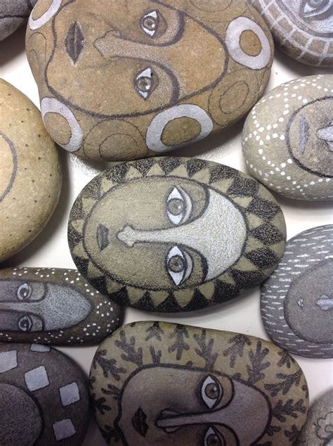 Piedras dibujadas. | Stone art, Stone painting, Rock painting patterns