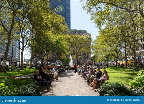 Bowling Green Park in Manhattan, New York City Editorial Stock Image ...