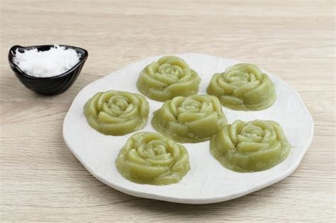 Premium Photo | Kue lumpang pandan kue ijo indonesian traditional food ...