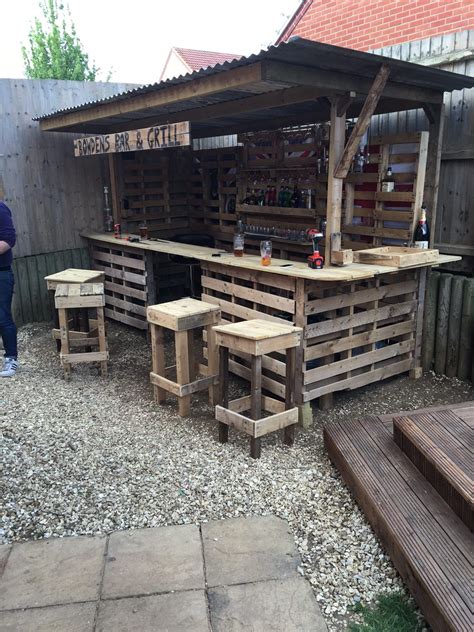 Projects With Wood Pallets 10 | Diy outdoor bar, Pallet bar diy, Pallet outdoor