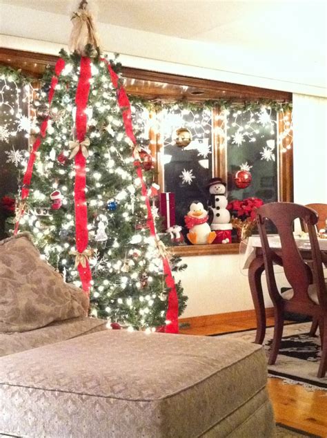 Love Christmas.. Bay window tree to the side | Holiday decor, Bay ...