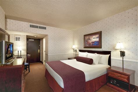 Four Queens Hotel and Casino, Las Vegas: $49 Room Prices & Reviews ...