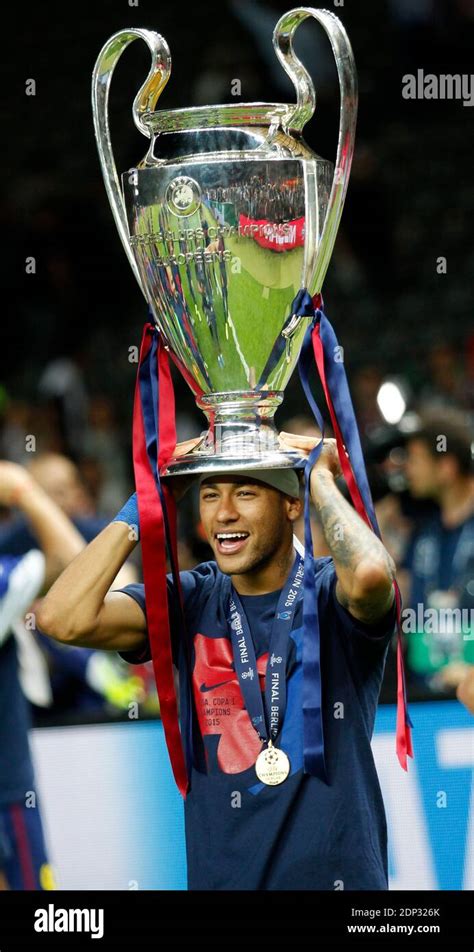 Neymar barcelona champions league hi-res stock photography and images ...