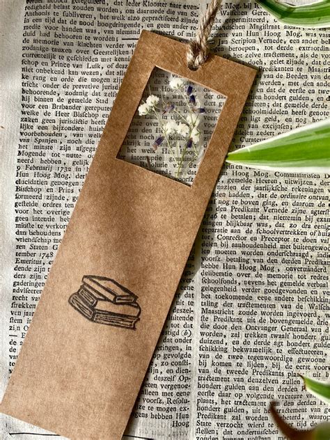 Handmade aesthetic bookmark laminated flower | Etsy