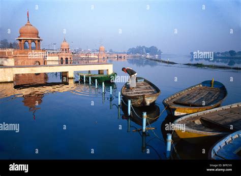 Kudia Ghat ; Kudiya Ghat ; Gomti river ; Gumti river ; Gomati River ...