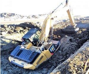 IMAGE GALLERY: Stuck in the mud | Stuck in the mud, Heavy machinery, Heavy equipment