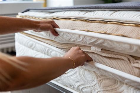 What is a hybrid mattress?