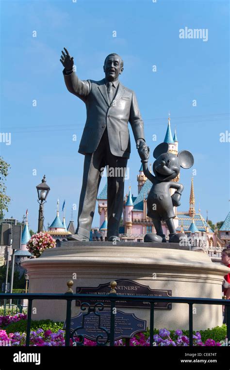 Statue Of Walt Disney and Mickey Mouse at Disneyland Park, Anaheim ...