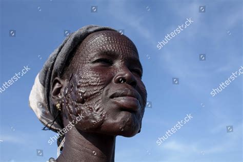 Woman Nuer Tribe Traditional Face Markings : photos éditoriales de ...