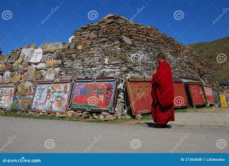 Mani stone wall in Tibet editorial stock photo. Image of carving - 27363048