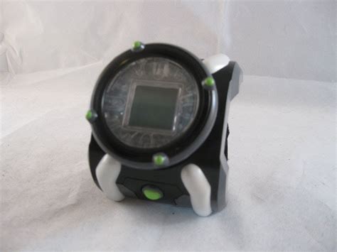 Ben 10 Classic Deluxe Omnitrix Review (LCD Game) - YouTube