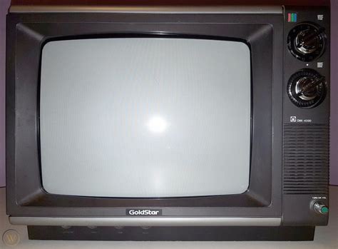 LUCKY GOLDSTAR VINTAGE TELEVISION SET 13-INCH COLOR TV 1988 WALNUT GRAIN | #1885392781