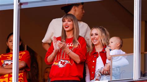 Travis Kelce’s dad talks about his experience meeting Taylor Swift – NBC New York