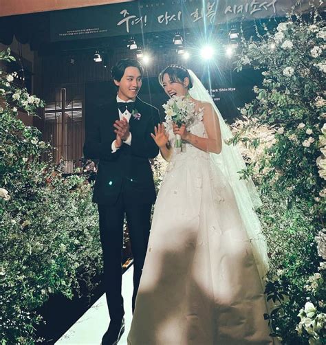 Stars Share Mesmerizing Pictures Of The Couple From Park Shin Hye and ...