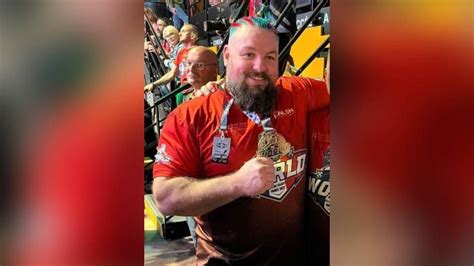 World Arm Wrestling Championships: Dean Bolt wins heavyweight title - BBC News