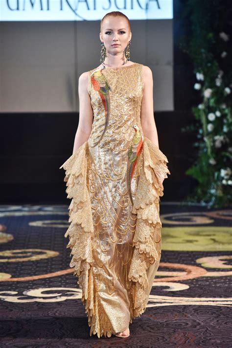 Yumi Katsura Fall 2018 - Gold sleeveless wedding dress with bird pattern and scalloped ruffle ...