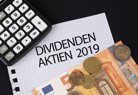 Calculator, money and Dividenden Aktien 2019 text on black table - Creative Commons Bilder
