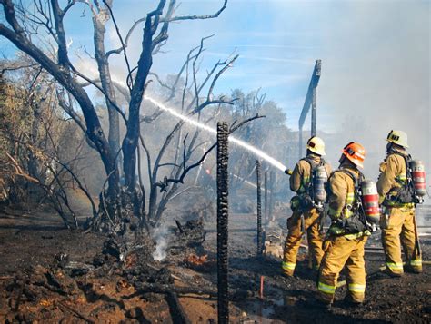 Fire engulfs large outbuilding, destroys vehicles in Sylmar – Daily News