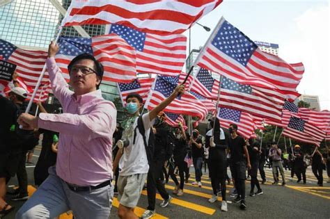 Protestors in Hong Kong Marching with the American Flag! : r ...