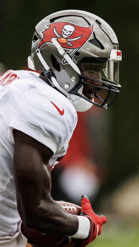 Helmet Stalker on Twitter: "Buccaneers WR Chris Godwin is using a ...