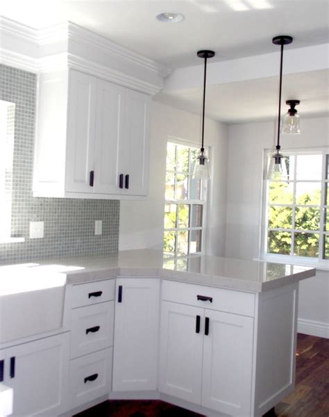 White Cabinets With Black Handles / Interior Design Ideas - Home Bunch Interior Design Ideas ...