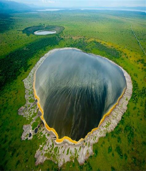 Lagos cráter en el Queen Elizabeth National Park de Uganda, foto de Joel Sartore | Озера ...