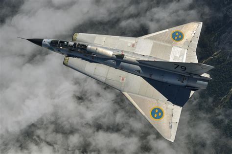 A Swedish Air Force Saab 35 Draken in flight [4000 X 2666] : r/MilitaryPorn