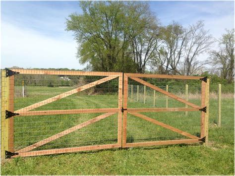 welded wire fence with wooden posts - Google Search | Welded wire fence, Backyard fences, Wire fence