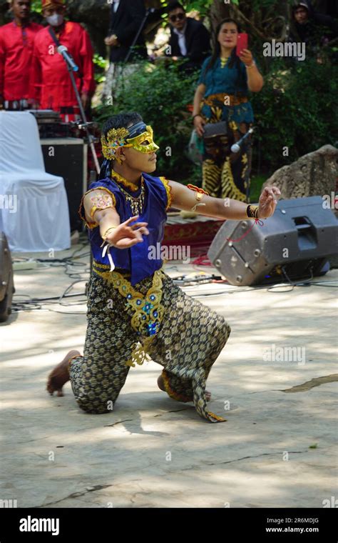 The theatrical of Babad Kadhiri Jayati (the story of Panji Ande-Ande ...