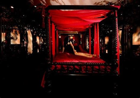 Red Bedroom Gothic elegance Bedroom Red, Nugget, Dark Side, Bedroom ...