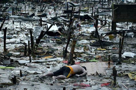 Aftermath of Typhoon Haiyan - Photos - The Big Picture - Boston.com