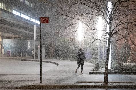 Snow flurries dust NYC ahead of Christmas