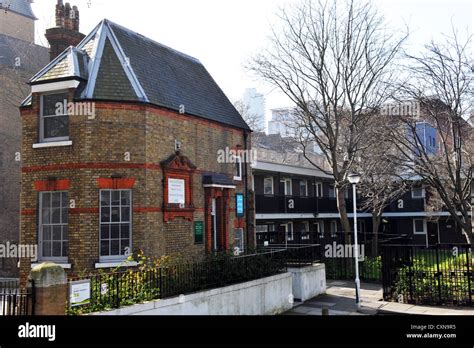 Quaker meeting house london High Resolution Stock Photography and ...