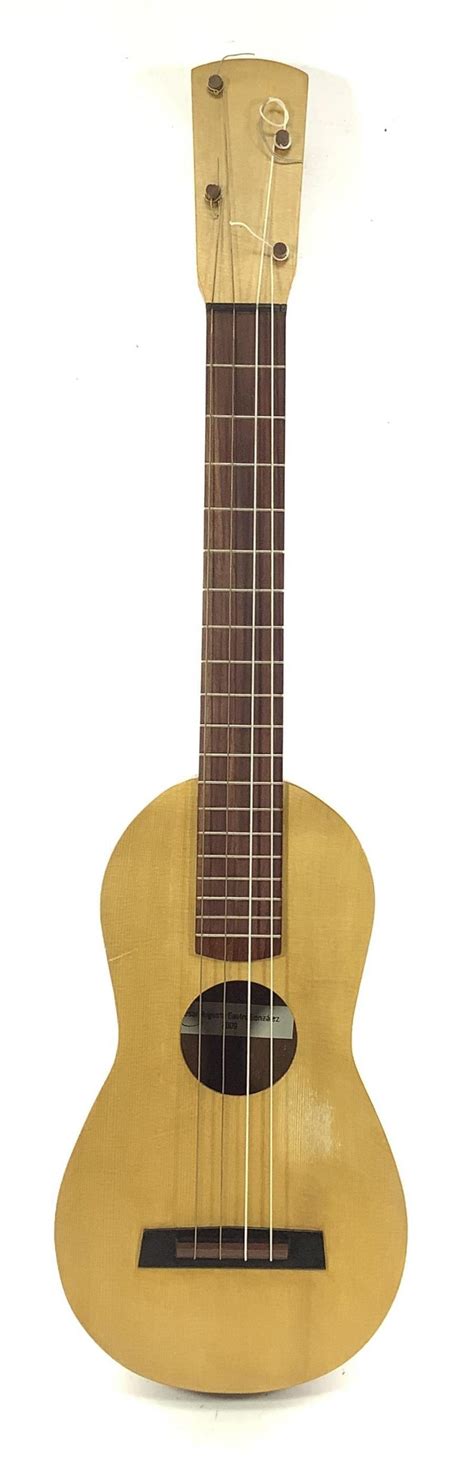 Lot - 4-string Requinto Guitar