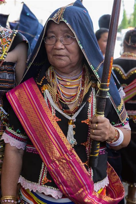 Costume Tradizionale Del Dusun Di Kadazan Fotografia Editoriale - Immagine di etnico, donne ...