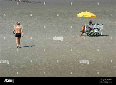 Borkum: Tourists at beach Stock Photo - Alamy