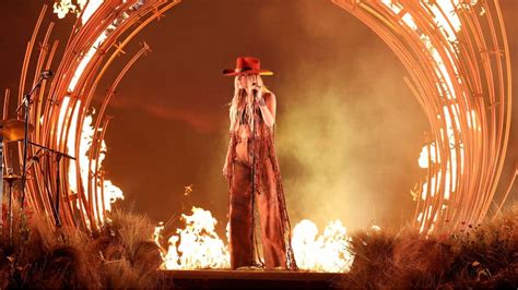 Lainey Wilson Delivers "Wild" Performance At 2023 CMA Awards