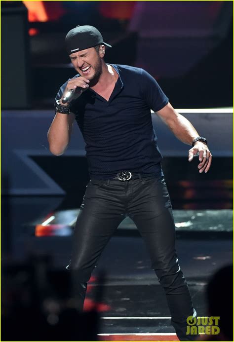 Luke Bryan Brings Out the Tight Jeans for iHeartRadio Music Awards 2014 ...