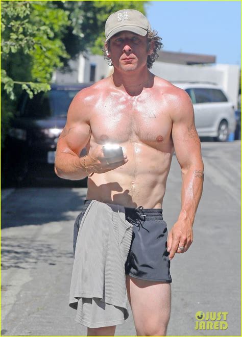 Jeremy Allen White Shows Off His Fit Physique During Shirtless Workout in L.A.: Photo 4957125 ...