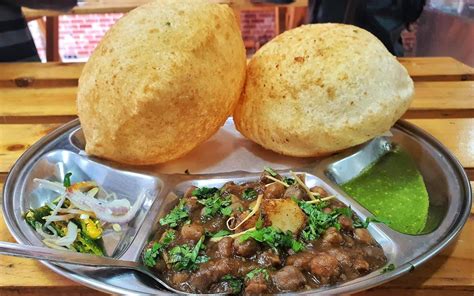 Chole Bhature Near Me / Chole Bhature Recipe Chhole Bhature Chana Bhatura Chola Batura - Punjabi ...