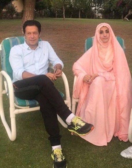 Rare picture of Imran Khan with wife Bushra Maneka - Global Village Space