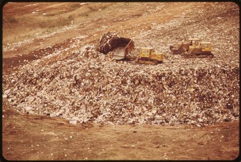 File:DUMPING AREA OF NEW YORK CITY'S SANITATION DEPARTMENT AT FRESH KILLS, STATEN ISLAND - NARA ...