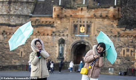 Storm Ingunn 'weather bomb' closes in: Britain hit by 106mph gales as ...