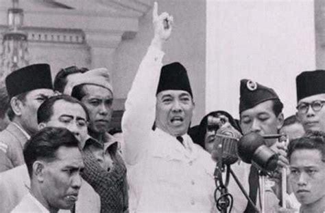 10 Foto Soekarno Baca Proklamasi Terbaru Koleksi Laksmi - Riset