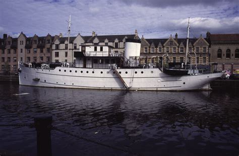 Steam Yacht Ocean Mist, Leith © Chris Allen cc-by-sa/2.0 :: Geograph Britain and Ireland