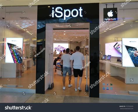 343 Apple Store Poland Images, Stock Photos, 3D objects, & Vectors ...